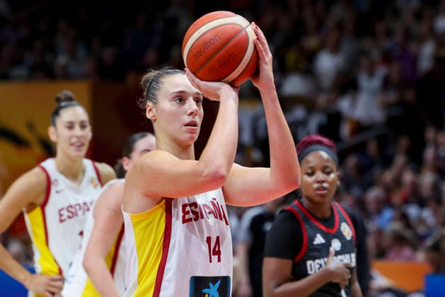 Raquel Carrera (Spain) controls the ball during the FIBA Women s Basketball World Cup Germany 2026 3rd-place match between Spain and Germany at Berlin Arena on September 13, 2026 in Berlin, Germany. (Photo by Marco Steinbrenner DeFodi Images) -