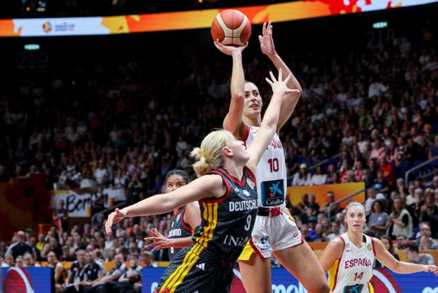 Emma Eichmeyer (Germany) und Maria Conde (Spain) battle for the ball during the FIBA Women s Basketball World Cup Germany 2026 3rd-place match between Spain and Germany at Berlin Arena on September 13, 2026 in Berlin, Germany. (Photo by Marco Steinbrenner DeFodi Images) -
