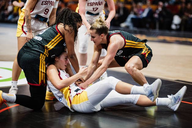 FIBA Women™s Basketball World Cup 2026: Spanien vs. Deutschland, 13.09.2026 Nyara Sabally (Deutschland, 8) und Leonie Fiebich (Deutschland, 13) kämpft mit Raquel Carrera (Spanien, 14) um den Ball; Basketball, FIBA Women™s Basketball World Cup 2026, Final Phase, Spiel um Platz 3: Spanien vs. Deutschland am 13.09.2026 in der Uber Arena, Berlin Copyright: xBEAUTIFULxSPORTS Tonhäuserx