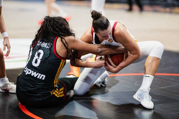 FIBA Women™s Basketball World Cup 2026: Spanien vs. Deutschland, 13.09.2026 Nyara Sabally (Deutschland, 8) kämpft mit Raquel Carrera (Spanien, 14) um den Ball; Basketball, FIBA Women™s Basketball World Cup 2026, Final Phase, Spiel um Platz 3: Spanien vs. Deutschland am 13.09.2026 in der Uber Arena, Berlin Copyright: xBEAUTIFULxSPORTS Tonhäuserx