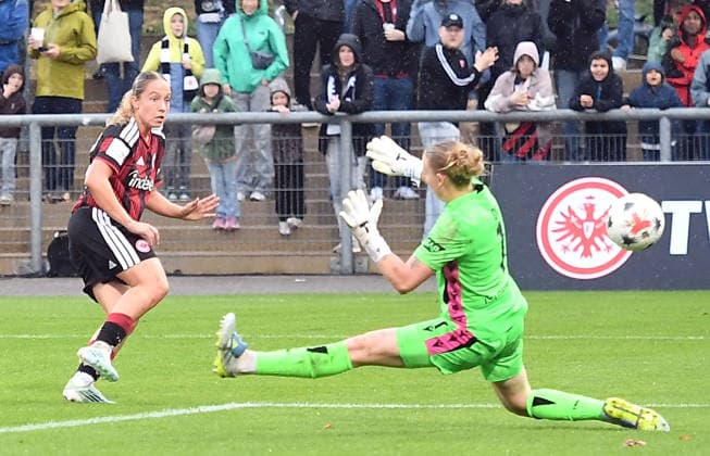 13.09.2026, xhbx, Fussball Google Pixel Frauen-Bundesliga, Eintracht Frankfurt - TSG Hoffenheim v.l. Goal scored, Tor zum 3:2 Danique Tolhoek (Eintracht Frankfurt Damen), Laura Dick(TSG 1899 Hoffenheim) Frankfurt am Main