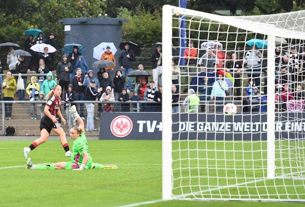 13.09.2026, xhbx, Fussball Google Pixel Frauen-Bundesliga, Eintracht Frankfurt - TSG Hoffenheim v.l. Goal scored, Tor zum 3:2 Danique Tolhoek (Eintracht Frankfurt Damen), Laura Dick(TSG 1899 Hoffenheim) Frankfurt am Main