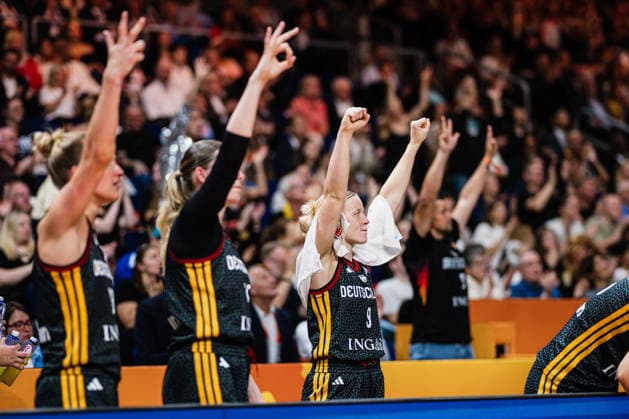 FIBA Women™s Basketball World Cup 2026: Spanien vs. Deutschland, 13.09.2026 Die Bank jubelt, Emma Eichmeyer (Deutschland, 9); Basketball, FIBA Women™s Basketball World Cup 2026, Final Phase, Spiel um Platz 3: Spanien vs. Deutschland am 13.09.2026 in der Uber Arena, Berlin Copyright: xBEAUTIFULxSPORTS Tonhäuserx