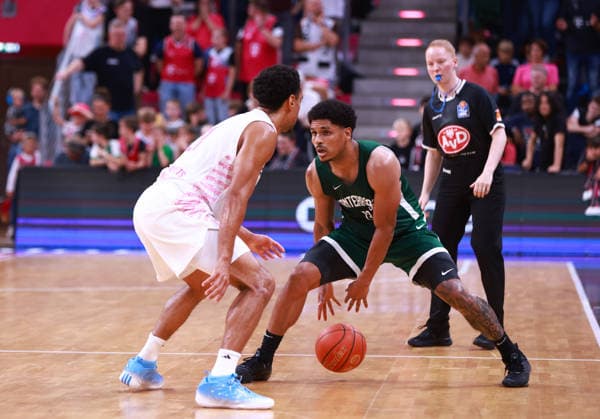 Joel Aminu (Bonn) gegen Xavier Castaneda (Nanterre) mit Referee Luisa Schumacher, Bonn, Deutschland, 13.09.2026, Basketball, Testspiel, Telekom Baskets Bonn vs Nanterre 92.
