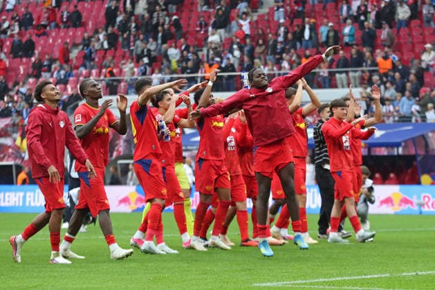 1. Fußball Bundesliga: RB Leipzig - Hamburger SV; 13.09.2026 RB Leipzig feiert den Sieg bei den Fans. LEIPZIG, DEUTSCHLAND - SEPTEMBER 13: Bundesliga-Spiel RB Leipzig - Hamburger SV in der Red Bull Arena am 3. Spieltag der 1. Bundesliga am September 13, 2026 in Leipzig, Deutschland. DFL REGULATIONS PROHIBIT ANY USE OF PHOTOGRAPHS AS IMAGE SEQUENCES AND OR QUASI-VIDEO. Copyright: xBEAUTIFULxSPORTS JanxKaeferx