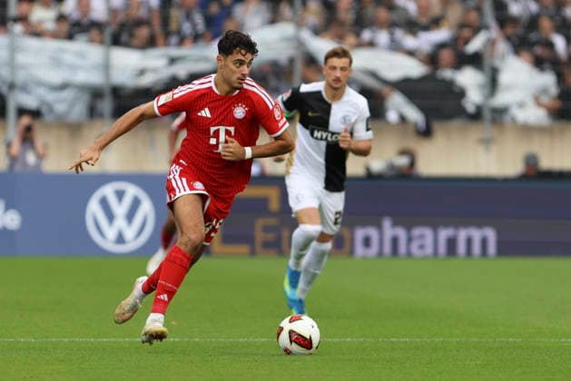 Aleksander Pavlovic (FC Bayern Muenchen) in Aktion, am Ball, Einzelaktion waehrend des Spiels der 1. Bundesliga zwischen SV Elversberg und FC Bayern Muenchen, Ursapharm-Arena am 13. September 2026 in Spiesen-Elversberg, Deutschland. (Foto von Oliver Kaelke DeFodi Images) +++ Aleksander Pavlovic (FC Bayern Muenchen) controls the ball during the Bundesliga match between SV Elversberg and FC Bayern Muenchen at Ursapharm-Arena on September 13, 2026 in Spiesen-Elversberg, Germany. (Photo by Oliver Kaelke DeFodi Images) DFB DFL REGULATIONS PROHIBIT ANY USE OF PHOTOGRAPHS AS IMAGE SEQUENCES AND OR QUASI-VIDEO. (Photo by Oliver Kaelke DeFodi Images) -
