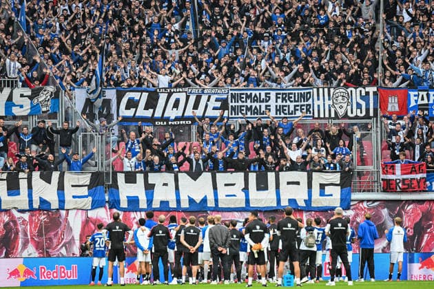 Fußball I Herren I Saison 2026-2027 I Bundesliga I 3. Spieltag I RB Leipzig - Hamburger SV I 13.09.2026 Nach dem Spiel versammelt sich die Mannschaft vom Hamburger SV in der Kurve der mitgereisten Fans. Leipzig Red Bull Arena Sachsen Deutschland Copyright: xLobeca InesxHähnelx