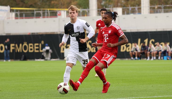 13.09.2026, Fussball, Herren, 1. Bundesliga, Saison 2026 2027, SV 07 Elversberg - FC Bayern München, Cole Campbell (SV 07 Elversberg) Michael Olise (FC Bayern München) Elversberg Ursapharm-Arena an der Kaiserlinde Saarland Deutschland Copyright: xFabianxKleerx