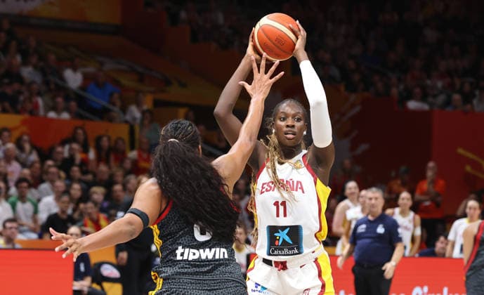 Nyara Sabally, Awa Fam am Ball Zweikampf Spielszene Aktion Basketball FIBA World Cup Weltmeisterschaft Frauen Spiel um Platz 3 Saison 2026 2027 13.09.2026 DBB Deutschland GER vs Spanien ESP
