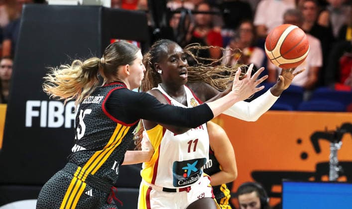 Luisa Geiselsöder , Awa Fam am Ball Zweikampf Spielszene Aktion Basketball FIBA World Cup Weltmeisterschaft Frauen Spiel um Platz 3 Saison 2026 2027 13.09.2026 DBB Deutschland GER vs Spanien ESP