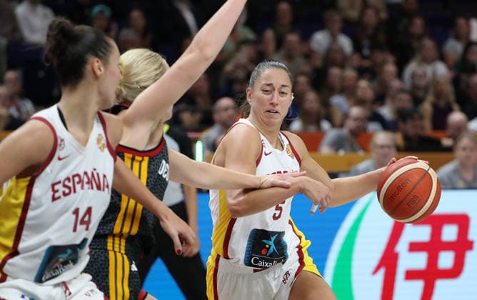 Emma Eichmeyer, Maite Cazorla am Ball Zweikampf Spielszene Aktion Basketball FIBA World Cup Weltmeisterschaft Frauen Spiel um Platz 3 Saison 2026 2027 13.09.2026 DBB Deutschland GER vs Spanien ESP