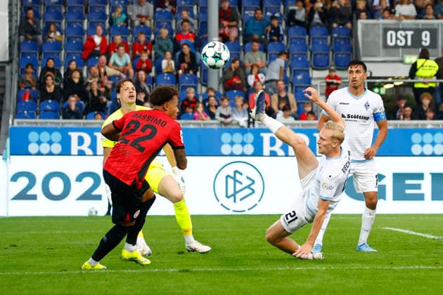 13.09.2026, xavx, Fussball 3.Liga, SV Wehen Wiesbaden - SV Waldhof Mannheim v.l. Roberto Massimo (SV Wehen Wiesbaden), Julian Rieckmann (SV Waldhof Mannheim) klärt den Ball Wiesbaden