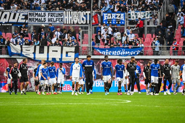 Fußball I Herren I Saison 2026-2027 I Bundesliga I 3. Spieltag I RB Leipzig - Hamburger SV I 13.09.2026 Enttäuscht über Niederlage geht die Mannschaft vom HSV über den Platz in Richtung Kabine Leipzig Red Bull Arena Sachsen Deutschland Copyright: xLobeca InesxHähnelx
