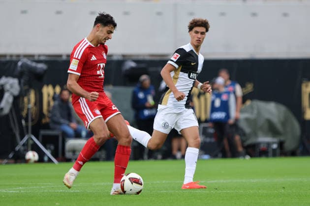13.09.2026, Fussball, Herren, 1. Bundesliga, Saison 2026 2027, SV 07 Elversberg - FC Bayern München, Aleksandar Pavlovic (FC Bayern München), Noah Darvich (SV 07 Elversberg) Elversberg Ursapharm-Arena an der Kaiserlinde Saarland Deutschland (DEU) Copyright: xFabianxKleerx