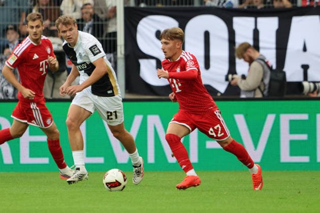 13.09.2026, Fussball, Herren, 1. Bundesliga, Saison 2026 2027, SV 07 Elversberg - FC Bayern München, Lasse Günther (SV 07 Elversberg), Lennart Karl (FC Bayern München) Elversberg Ursapharm-Arena an der Kaiserlinde Saarland Deutschland (DEU) Copyright: xFabianxKleerx