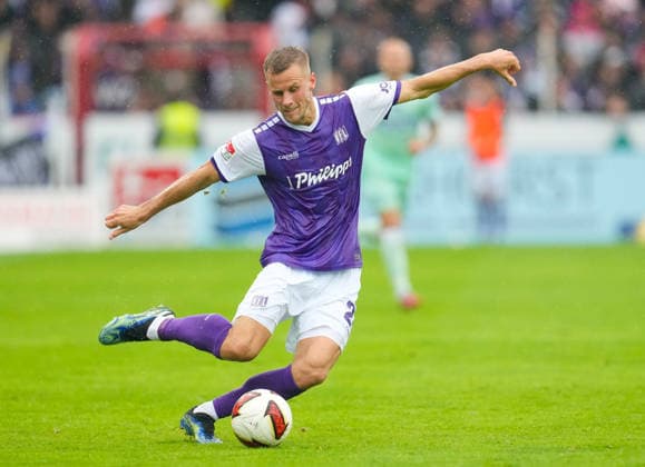 Adrian Beck (VfL Osnabrueck, 21) spielt den Ball. GER, VfL Osnabrück vs Hertha BSC, 2. Bundesliga, 5. Spieltag, Saison 2026-27, Bremer Brücke, Osnabrück, 13.09.2026 DFL REGULATIONS PROHIBIT ANY USE OF PHOTOGRAPHS AS IMAGE SEQUENCES AND OR QUASI-VIDEO Foto: HMB Media Scott W. Coleman Copyright: HMBxMedia xScottxW.xColeman