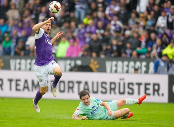Jannik Mueller (VfL Osnabrueck, 24) gegen Mads Pederson (Hertha BSC, 22) GER, VfL Osnabrück vs Hertha BSC, 2. Bundesliga, 5. Spieltag, Saison 2026-27, Bremer Brücke, Osnabrück, 13.09.2026 DFL REGULATIONS PROHIBIT ANY USE OF PHOTOGRAPHS AS IMAGE SEQUENCES AND OR QUASI-VIDEO Foto: HMB Media Scott W. Coleman Copyright: HMBxMedia xScottxW.xColeman