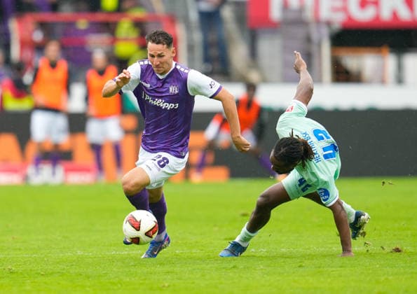 Konrad Faber (VfL Osnabrueck, 28) im Zweikampf mit Deyovaisio Zeefuik (Hertha BSC, 42) GER, VfL Osnabrück vs Hertha BSC, 2. Bundesliga, 5. Spieltag, Saison 2026-27, Bremer Brücke, Osnabrück, 13.09.2026 DFL REGULATIONS PROHIBIT ANY USE OF PHOTOGRAPHS AS IMAGE SEQUENCES AND OR QUASI-VIDEO Foto: HMB Media Scott W. Coleman Copyright: HMBxMedia xScottxW.xColeman