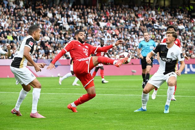 Fussball - Bundesliga - Saison 2026 27 13.09.2025 Ursapharm-Arena SV Elversberg (elv) - FC Bayern München (fcb) v.li: Jan GYAMERAH (SV Elversberg), Ismael SAIBARI (fcb) Fussball - Bundesliga - SV Elversberg