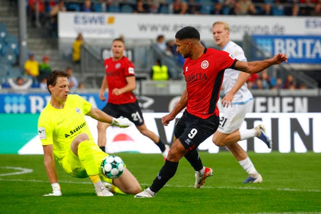 13.09.2026, xavx, Fussball 3.Liga, SV Wehen Wiesbaden - SV Waldhof Mannheim v.l. Torwart Thijmen Nijhuis (SV Waldhof Mannheim) klärt den Ball vor Simon Stehle (SV Wehen Wiesbaden) Wiesbaden