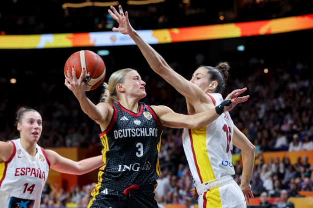 Alexandra Wilke (Germany) und Raquel Carrera (Spain) battle for the ball during the FIBA Women s Basketball World Cup Germany 2026 3rd-place match between Spain and Germany at Berlin Arena on September 13, 2026 in Berlin, Germany. (Photo by Marco Steinbrenner DeFodi Images) -