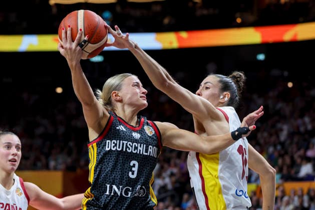 Alexandra Wilke (Germany) und Raquel Carrera (Spain) battle for the ball during the FIBA Women s Basketball World Cup Germany 2026 3rd-place match between Spain and Germany at Berlin Arena on September 13, 2026 in Berlin, Germany. (Photo by Marco Steinbrenner DeFodi Images) -