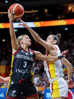 Alexandra Wilke (Germany) und Raquel Carrera (Spain) battle for the ball during the FIBA Women s Basketball World Cup Germany 2026 3rd-place match between Spain and Germany at Berlin Arena on September 13, 2026 in Berlin, Germany. (Photo by Marco Steinbrenner DeFodi Images) -