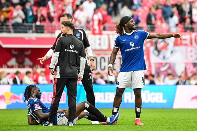 Fußball I Herren I Saison 2026-2027 I Bundesliga I 3. Spieltag I RB Leipzig - Hamburger SV I 13.09.2026 Jordan Torunarigha (23, Hamburger SV) liegt nach dem Schlusspiff verletzt auf dem Spielfeld, Terem Moffi (9, Hamburger SV) ruft den medizinischen Staff Leipzig Red Bull Arena Sachsen Deutschland Copyright: xLobeca InesxHähnelx