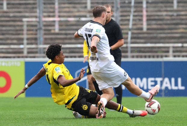 Sonntag 13.09.2026, Saison 2026 27, Regionalliga West, 8. Spieltag im Stadion Rote Erde Dortmund, BVB Borussia Dortmund II - SV Rödinghausen, Enzo de Pina Duarte dos Santos (BVB II) gegen Ben Klefisch (SVR), v.l.