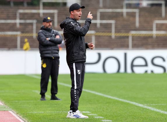 Sonntag 13.09.2026, Saison 2026 27, Regionalliga West, 8. Spieltag im Stadion Rote Erde Dortmund, BVB Borussia Dortmund II - SV Rödinghausen, Fabian Lübbers (Trainer, SVR) gibt Anweisungen an sein Team
