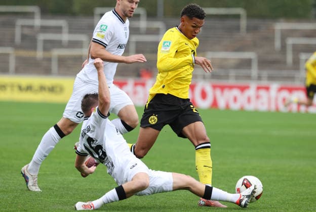 Sonntag 13.09.2026, Saison 2026 27, Regionalliga West, 8. Spieltag im Stadion Rote Erde Dortmund, BVB Borussia Dortmund II - SV Rödinghausen, Manuel Reutter (SVR) gegen Kevin Mutove (BVB II), v.l.