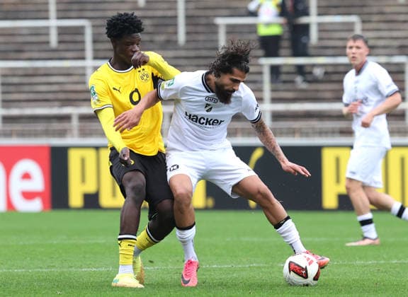 Sonntag 13.09.2026, Saison 2026 27, Regionalliga West, 8. Spieltag im Stadion Rote Erde Dortmund, BVB Borussia Dortmund II - SV Rödinghausen, Mussa Kaba (BVB II) gegen Mikail Polat (SVR), v.l.