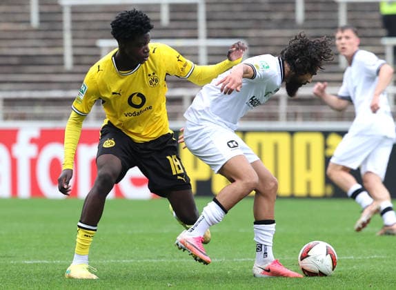 Sonntag 13.09.2026, Saison 2026 27, Regionalliga West, 8. Spieltag im Stadion Rote Erde Dortmund, BVB Borussia Dortmund II - SV Rödinghausen, Mussa Kaba (BVB II) gegen Mikail Polat (SVR), v.l.