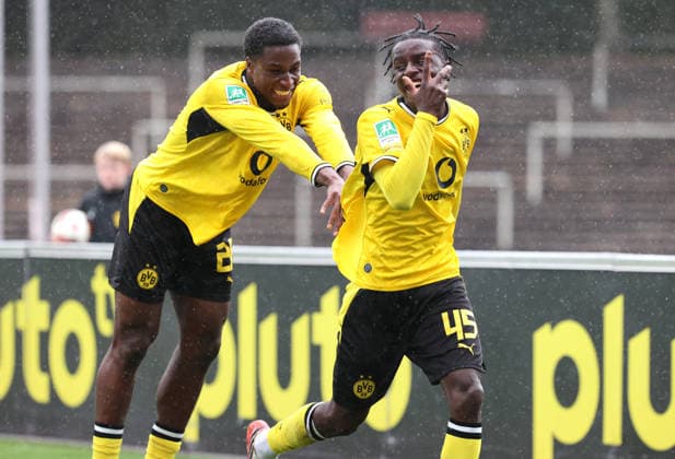 Sonntag 13.09.2026, Saison 2026 27, Regionalliga West, 8. Spieltag im Stadion Rote Erde Dortmund, BVB Borussia Dortmund II - SV Rödinghausen, Dortmunder Torjubel zum 1:0: Ismael Idriss Mansaray (BVB II) und Daniel Gabriel Nsumbu (BVB II), v.l.