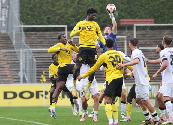 Sonntag 13.09.2026, Saison 2026 27, Regionalliga West, 8. Spieltag im Stadion Rote Erde Dortmund, BVB Borussia Dortmund II - SV Rödinghausen, Ismael Idriss Mansaray (BVB II) und Mussa Kaba (BVB II) gegen Lukas van Ingen (Torwart, SVR), Kevin Mutove (BVB II), v.l.