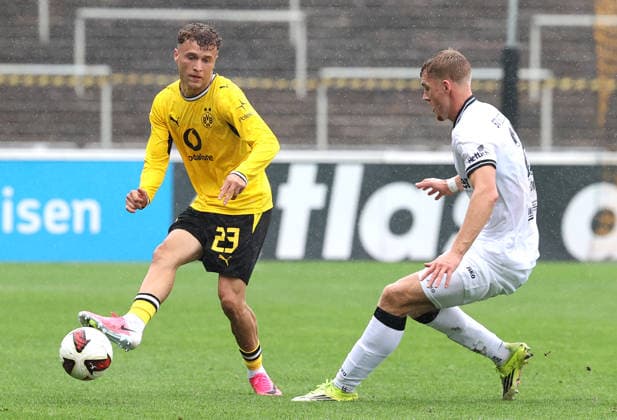 Sonntag 13.09.2026, Saison 2026 27, Regionalliga West, 8. Spieltag im Stadion Rote Erde Dortmund, BVB Borussia Dortmund II - SV Rödinghausen, Malik Hodroj (BVB II) gegen Luis Frieling (SVR), v.l.