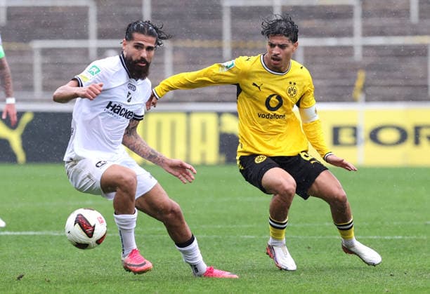 Sonntag 13.09.2026, Saison 2026 27, Regionalliga West, 8. Spieltag im Stadion Rote Erde Dortmund, BVB Borussia Dortmund II - SV Rödinghausen, Mikail Polat (SVR) gegen Ayman Azhil (BVB II), v.l.