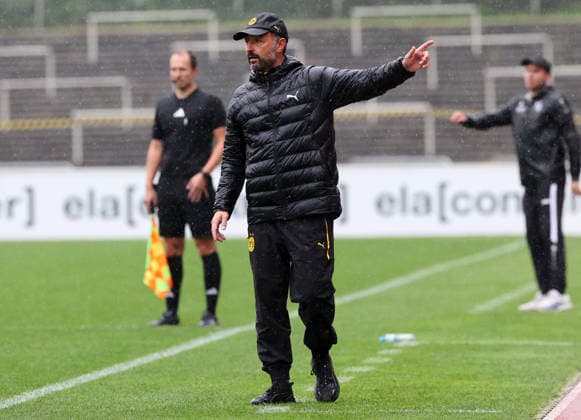 Sonntag 13.09.2026, Saison 2026 27, Regionalliga West, 8. Spieltag im Stadion Rote Erde Dortmund, BVB Borussia Dortmund II - SV Rödinghausen, Daniel Rios (Trainer, BVB II) gibt Anweisungen an sein Team