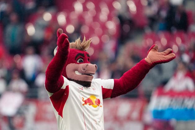 Deutschland: Fussball Bundesliga 2026 2027, 3. Spieltag - RB Leipzig vs Hamburger SV - Red Bull Arena -Stadion (Leipzig): Maskottchen von RB Leipzig Copyright: xAymanxAlahmedx