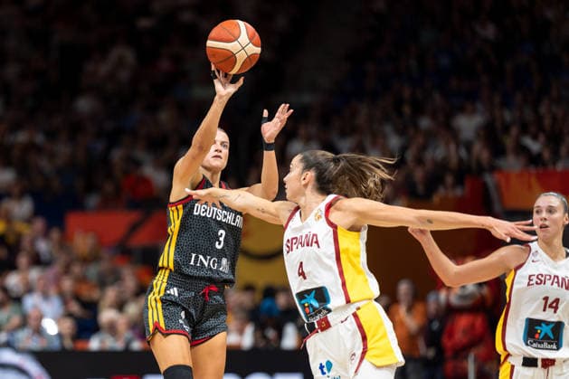 Alexandra Wilke (Deutschland, 03) beim Wurf, Mariona Ortiz (Spanien, 04), Raquel Carrera (Spanien, 14), GER, Spanien vs. Deutschland, Basketball, FIBA Women s World Cup 2026, Spiel um Platz 3, 13.09.2026 GER, Spanien vs. Deutschland, Basketball, FIBA Women s World Cup 2026, Spiel um Platz 3, 13.09.2026 Berlin Copyright: xEibner-Pressefoto MaxxVincenx EP_MVN