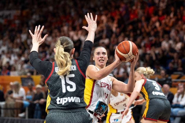 Raquel Carrera (Spanien, 14) beim Wurf, Luisa Geiselsoder (Deutschland, 15), GER, Spanien vs. Deutschland, Basketball, FIBA Women s World Cup 2026, Spiel um Platz 3, 13.09.2026 GER, Spanien vs. Deutschland, Basketball, FIBA Women s World Cup 2026, Spiel um Platz 3, 13.09.2026 Berlin Copyright: xEibner-Pressefoto MaxxVincenx EP_MVN