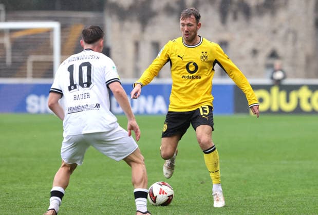 Sonntag 13.09.2026, Saison 2026 27, Regionalliga West, 8. Spieltag im Stadion Rote Erde Dortmund, BVB Borussia Dortmund II - SV Rödinghausen, Marius Luca Bauer (SVR) gegen Connor Krempicki (BVB II), v.l.