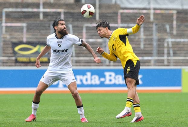 Sonntag 13.09.2026, Saison 2026 27, Regionalliga West, 8. Spieltag im Stadion Rote Erde Dortmund, BVB Borussia Dortmund II - SV Rödinghausen, Mikail Polat (SVR) gegen Ayman Azhil (BVB II), v.l.