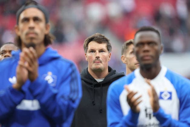 13.09.2026, xtgx, Fussball, 1. Bundesliga, RB Leipzig - Hamburger SV, v.l. Merlin Polzin (Hamburg, Trainer) enttaeuscht, enttäuscht, schaut enttaeuscht, niedergeschlagen, disappointed (DFL DFB REGULATIONS PROHIBIT ANY USE OF PHOTOGRAPHS as IMAGE SEQUENCES and or QUASI-VIDEO) Leipzig