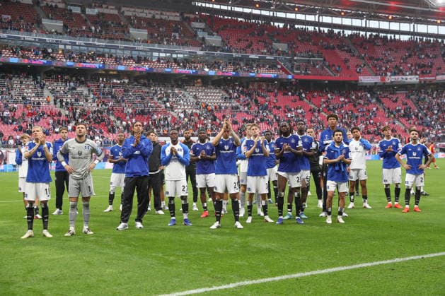 13.09.2026, xtgx, Fussball, 1. Bundesliga, RB Leipzig - Hamburger SV, v.l. HSV enttaeuscht, enttäuscht, schaut enttaeuscht, niedergeschlagen, disappointed Bedankt sich bei den Fans (DFL DFB REGULATIONS PROHIBIT ANY USE OF PHOTOGRAPHS as IMAGE SEQUENCES and or QUASI-VIDEO) Leipzig