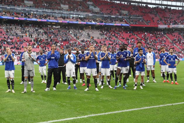 13.09.2026, xtgx, Fussball, 1. Bundesliga, RB Leipzig - Hamburger SV, v.l. HSV enttaeuscht, enttäuscht, schaut enttaeuscht, niedergeschlagen, disappointed Bedankt sich bei den Fans (DFL DFB REGULATIONS PROHIBIT ANY USE OF PHOTOGRAPHS as IMAGE SEQUENCES and or QUASI-VIDEO) Leipzig