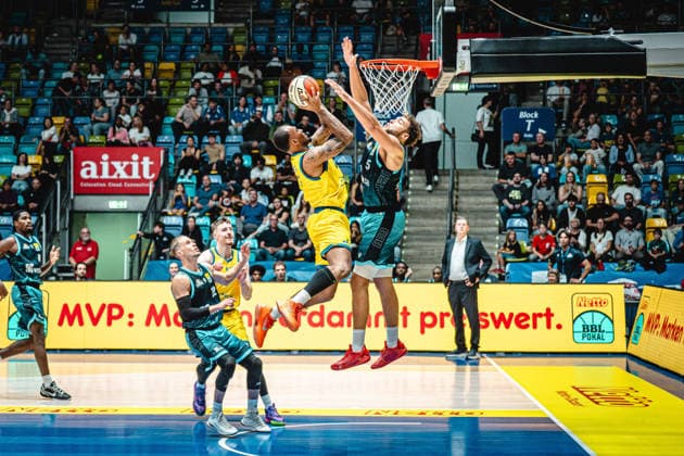 13.09.2026, xhfmx, Basketball Netto BBL Pokal, Skyliners Frankfurt - Sience City Jena v.l. Pierre Brooks II (Sience City Jena, 1) und Race Thompson (Skyliners Frankfurt, 5) Frankfurt