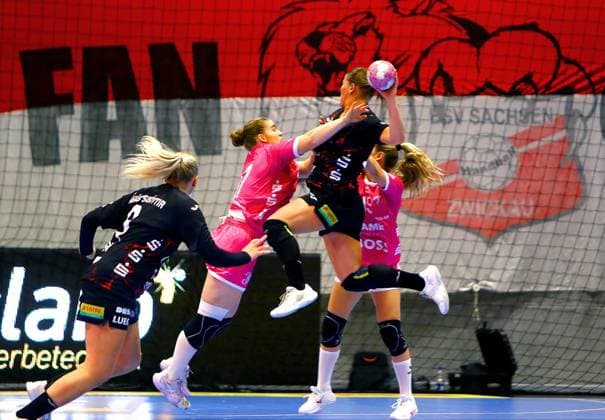 Sprungwurf von Liv Navne (Zwickau) Handball Frauen 1.Bundesliga 2026 27 BSV Sachsen Zwickau - TuS Metzingen am 13.9.2026 in der Sparkassen-Arena Zwickau BSV Sachsen Zwickau - TuS Metzingen