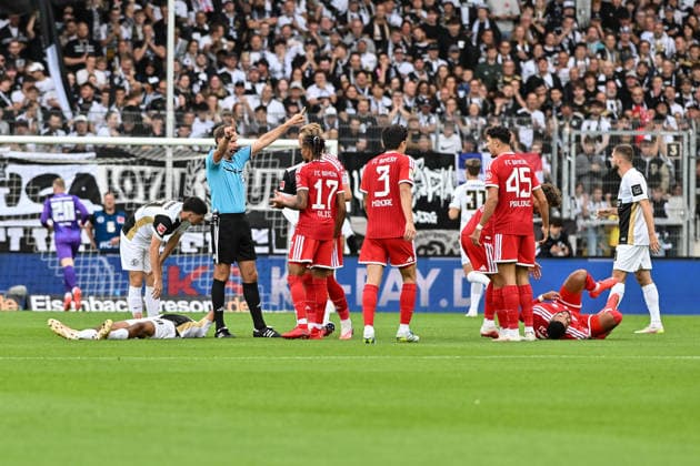 1. Fussball Bundesliga: SV Elversberg - FC Bayern Muenchen, 13.09.2026 ELVERSBERG, GERMANY; 13. SEPTEMBER: Referee Sascha STEGEMANN muss nach einem bösen Foul von Francis ONYEKA (SV Elversberg 40) an Ismael SAIBARI (FC Bayern Munich 34) die gemüter etwas beruhigern während dem Match der Bundesliga zwischen der SV Elversberg und dem FC Bayern München am 3. Spieltag in der Ursapharm-Arena an der Kaiserlinde DFL REGULATIONS PROHIBIT ANY USE OF PHOTOGRAPHS AS IMAGE SEQUENCES AND OR QUASI-VIDEO Copyright: xBEAUTIFULxSPORTS Goldbergx