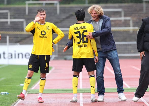 Sonntag 13.09.2026, Saison 2026 27, Regionalliga West, 8. Spieltag im Stadion Rote Erde Dortmund, BVB Borussia Dortmund II - SV Rödinghausen, Dortmunder Jubel nach Abpfiff: Arne Wessels (BVB II), Fadi Zarqelain (BVB II) mit Jesper Verlaat (BVB II), v.l.